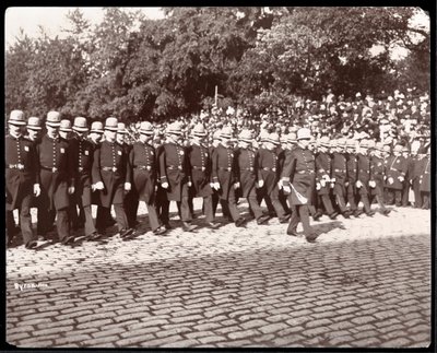 Uitzicht op politie die marcheert in een New York City Politieparade, New York, 1898 door Byron Company